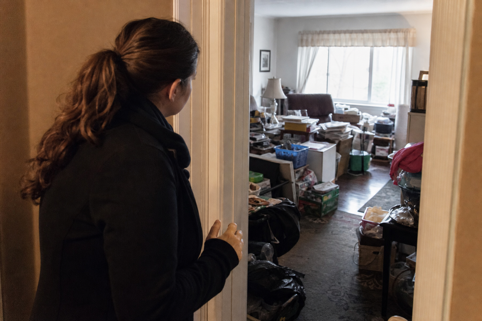 Titelbild: Messie Wohnung erkennen: Warnzeichen und wie Angehörige helfen können