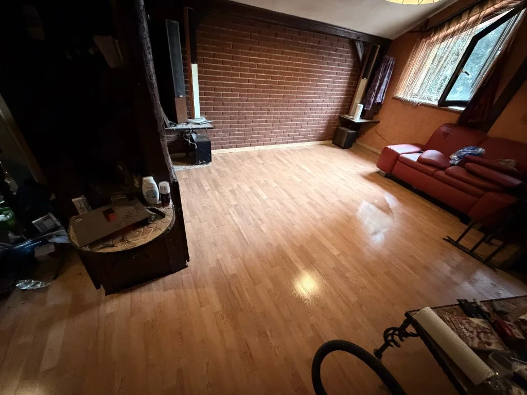 Wohnzimmer nach der Tatortreinigung, Boden gereinigt