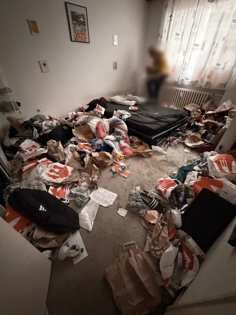 Schlafzimmer vor der Tatortreinigung, Person unkenntlich gemacht
