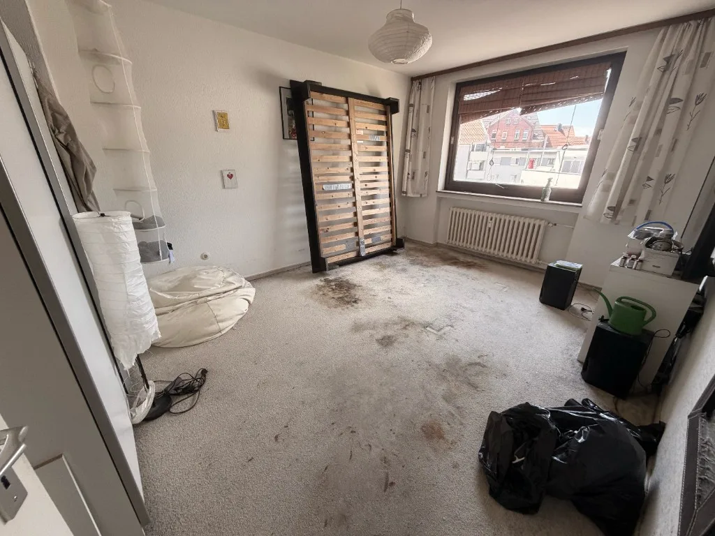 Schlafzimmer nach Entfernen von Matratze und Teppich